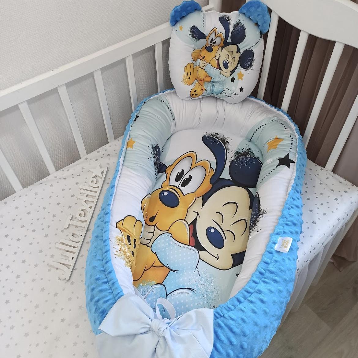 Reducer with blue and white Mickey and Pluto print