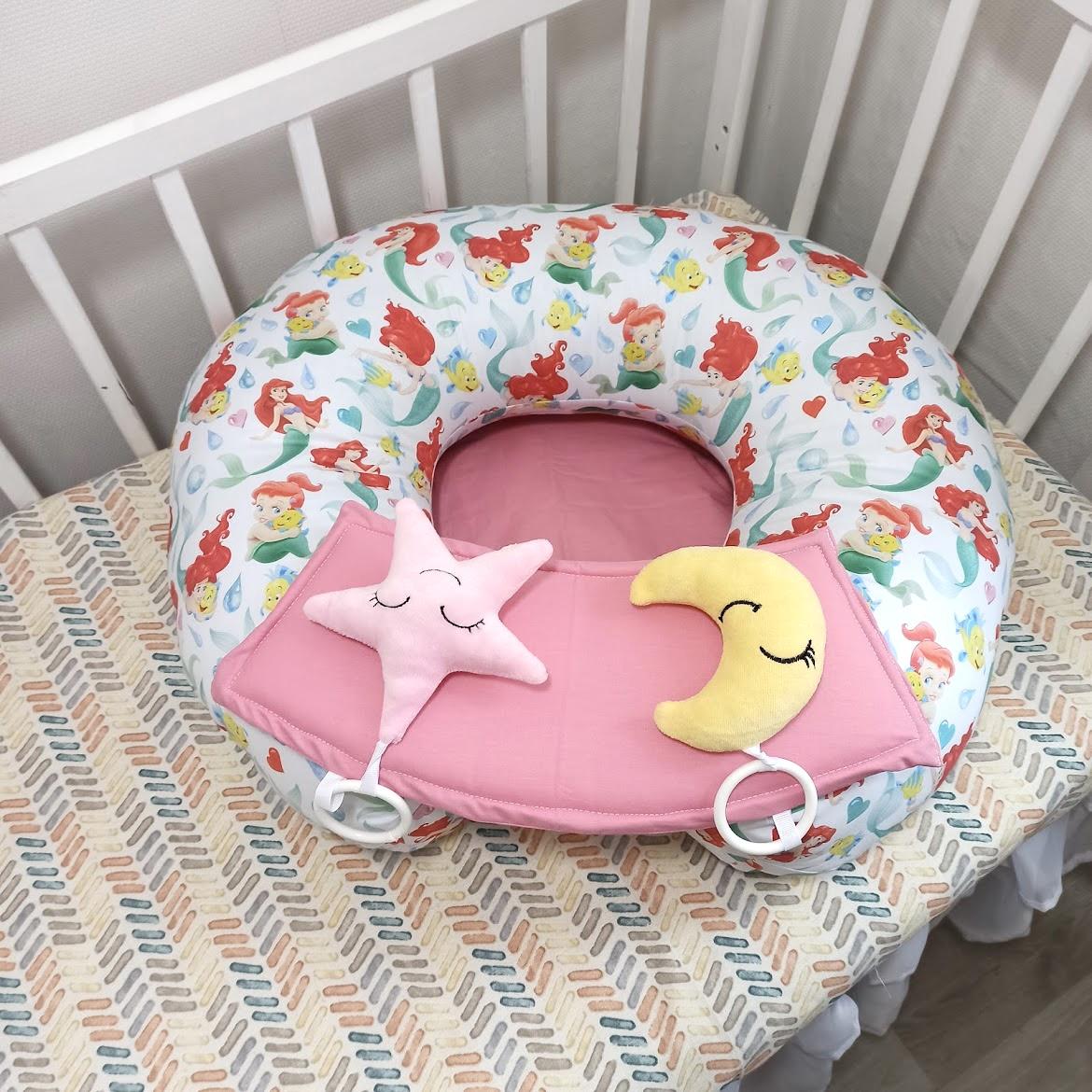 Cuscino allattamento Ariel con i giocatoli rosa bianco