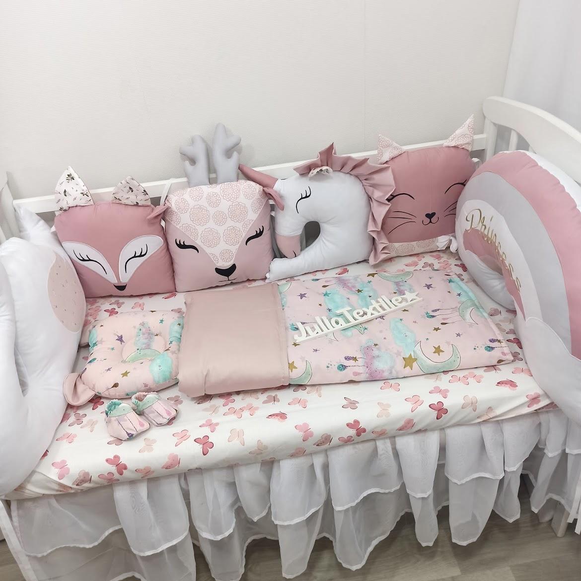 Cuscini personaggi con le farfalle bianco rosa