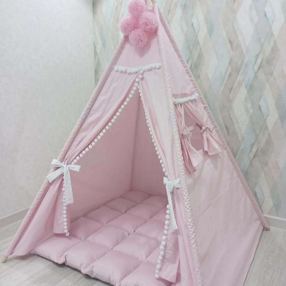 Tenda gioco decorata e tappeto rosa chiaro