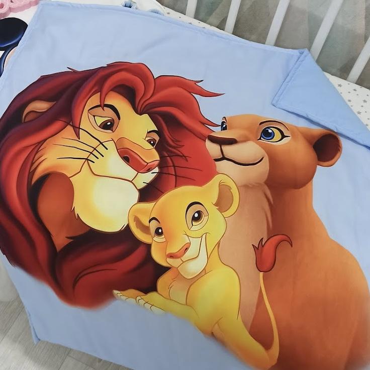 Coperta double face con la stampa famiglia re leone azzurro