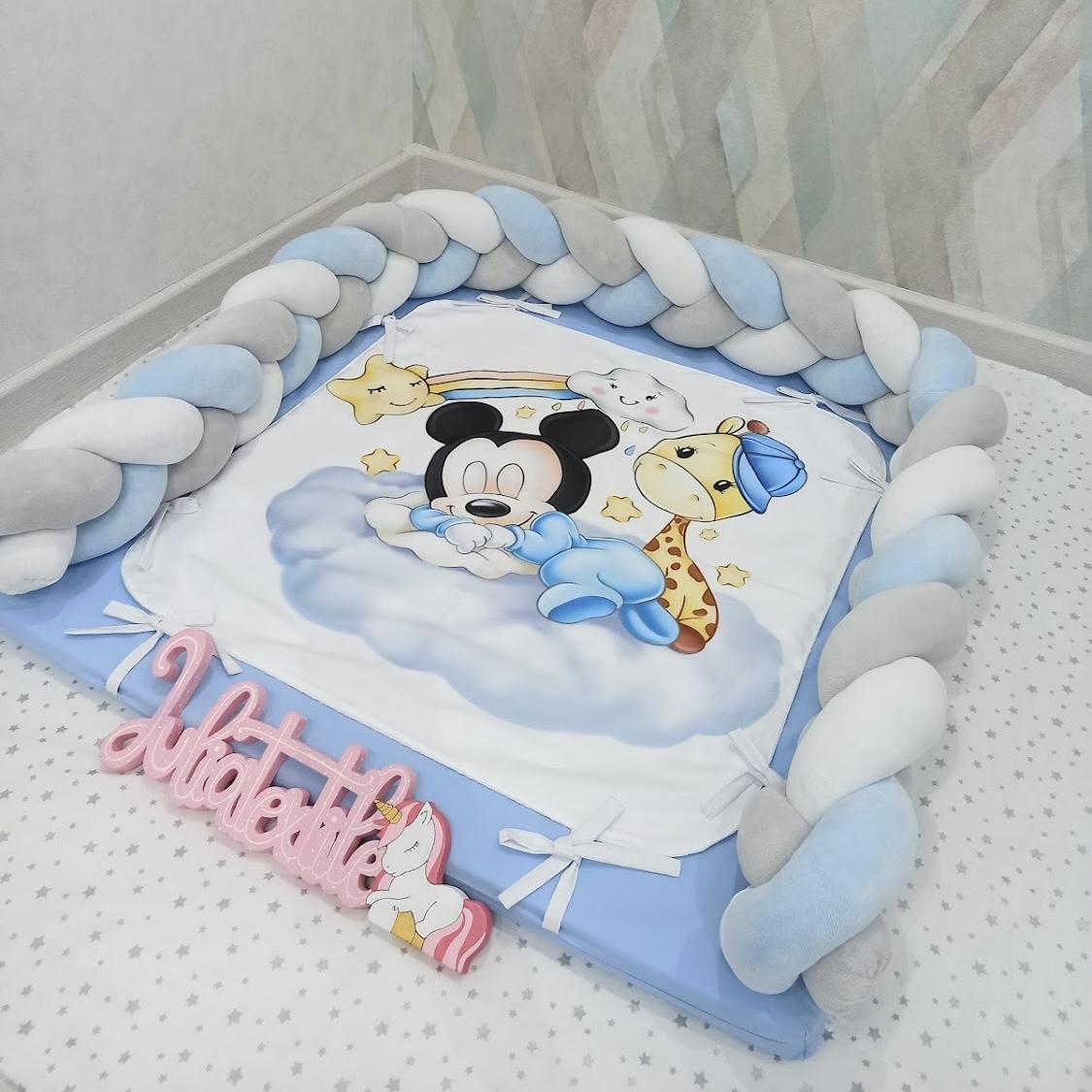 Fasciatoio intrecciato con la stampa Mickey e giraffa azzurro bianco grigio
