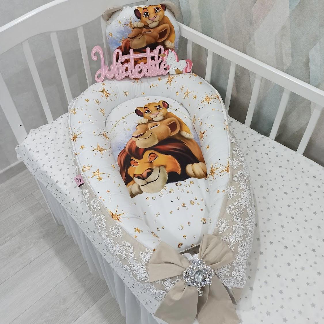 Reducer decorated with white dove gray lion king lace