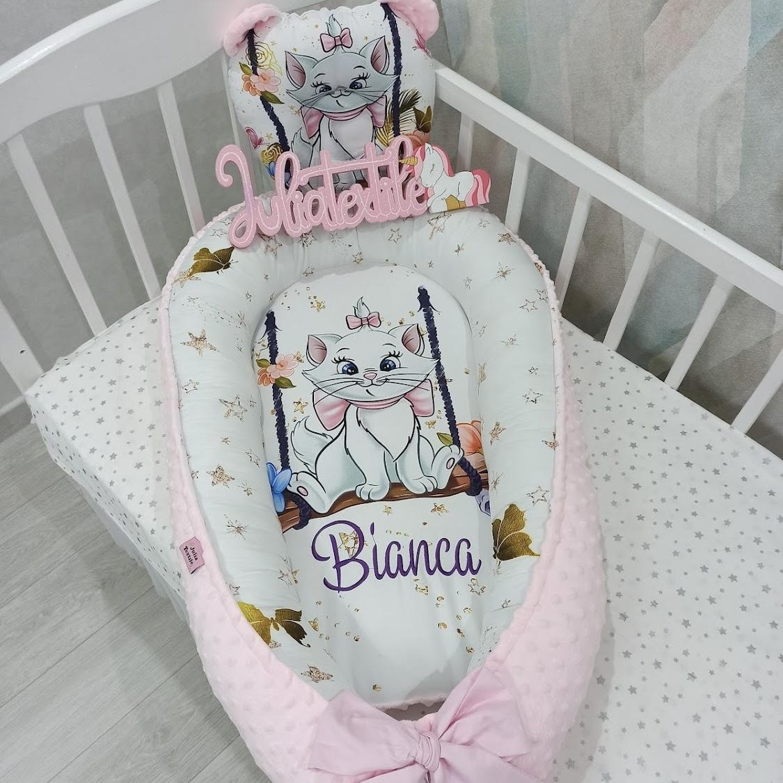 Riduttore Classico per Lettino con Stampa Gattina Minu, Eleganza e Comfort per il Tuo Neonato