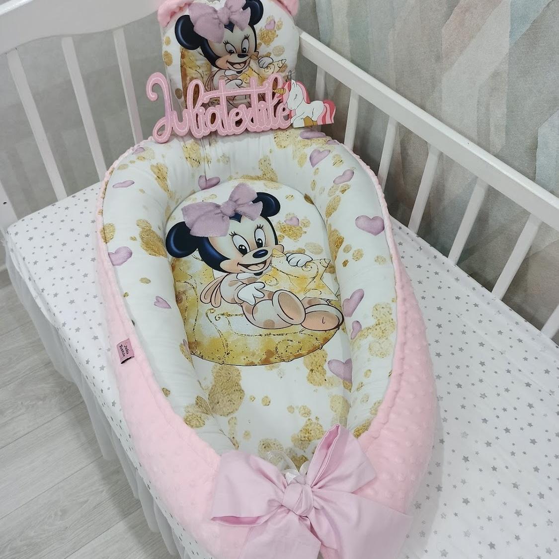 Classic Minnie Reducer in pink velvet – Elegance and comfort for your baby.