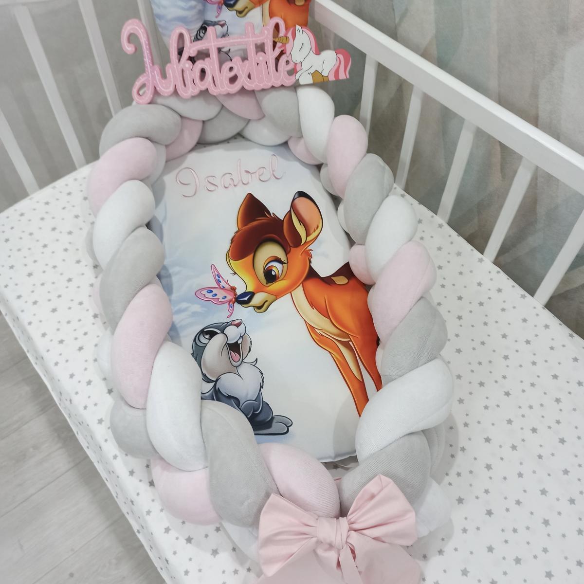 Riduttore Intrecciato con Stampa Bambi – Colori Delicati per la Culla del Tuo Bambino