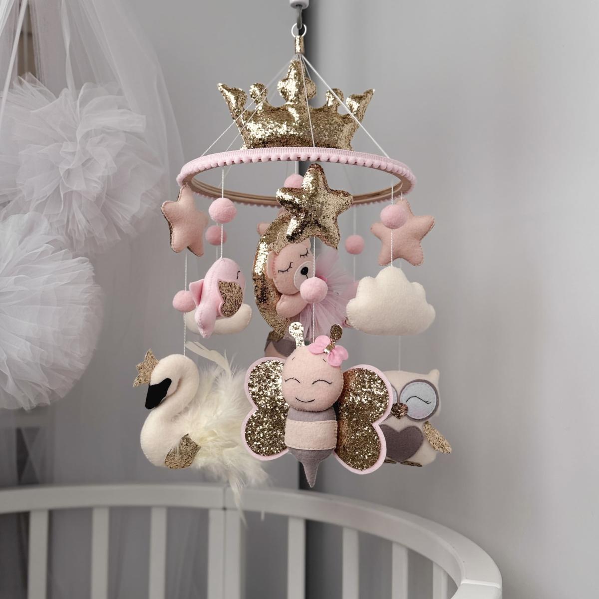 Giostrina musicale con corona e stelle – Fatta a mano in stile principessa per lettino neonato