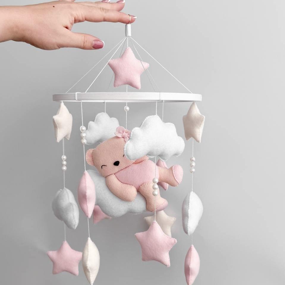 Giostrina musicale artigianale con orsetto rosa