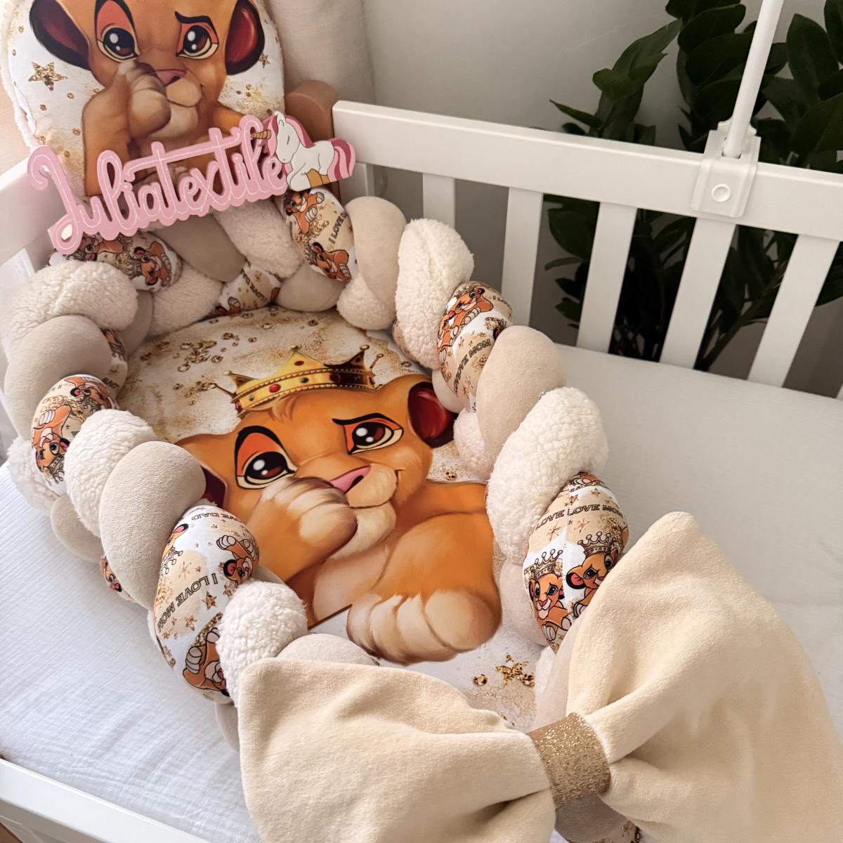 Riduttore Intrecciato Beige con Leone Baby – Nido Neonato Artigianale in Cotone e Velluto
